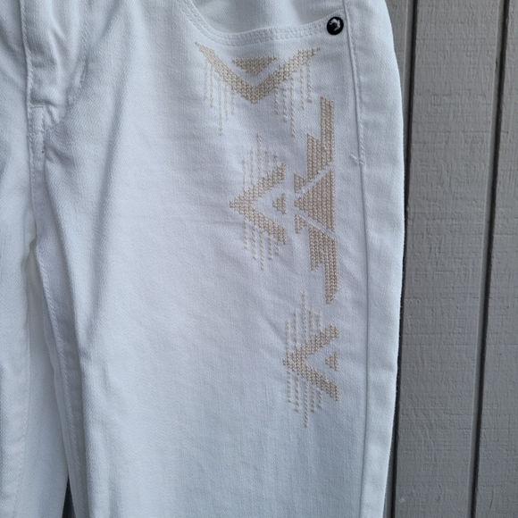 AEO | 4-SHORT White Skinny Jeans w/ Cream Embroidered Pattern EUC - Picture 13 of 14